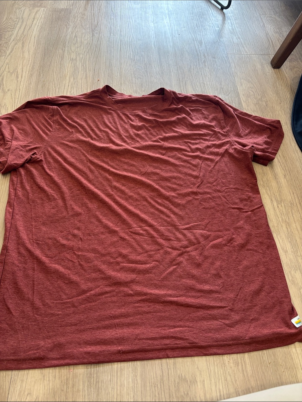 Vuori Men's Short Sleeve Crew Tee in Maroon